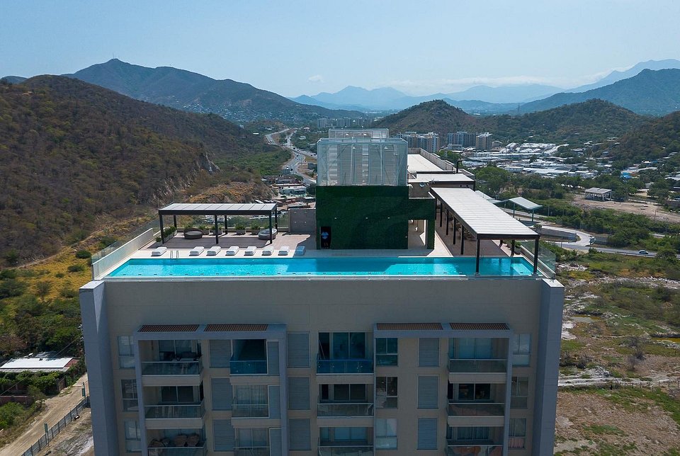 Piscina en la azotea de un edificio en Pozos Colorados, Santa Marta, con la Sierra Nevada al fondo