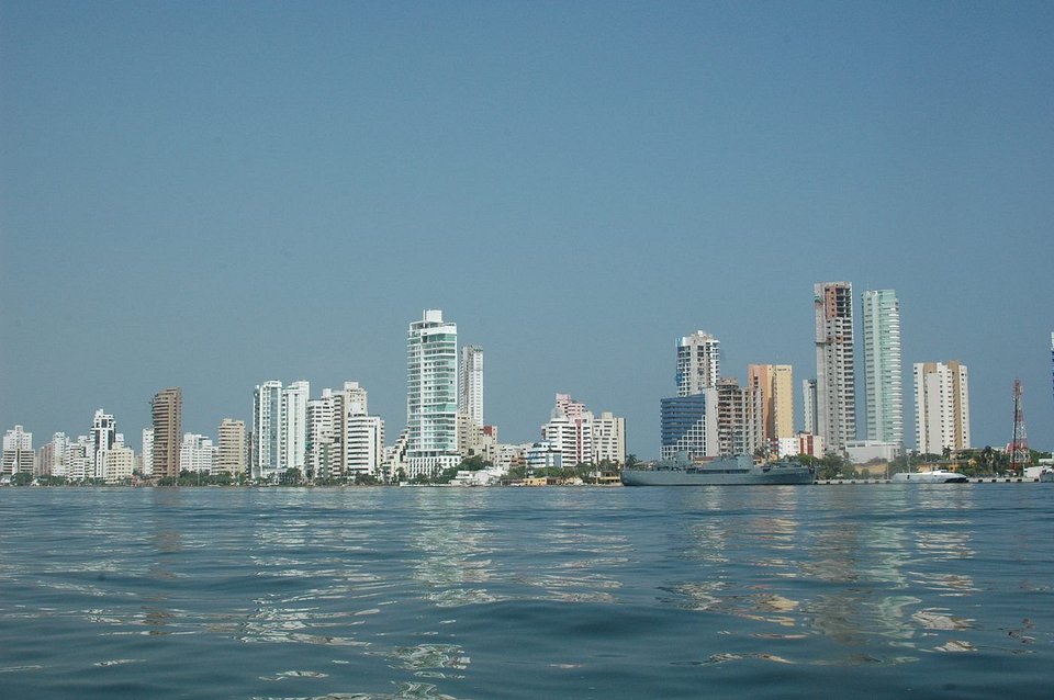 Edificios de Bocagrande vistos desde el agua en la bahía de Cartagena