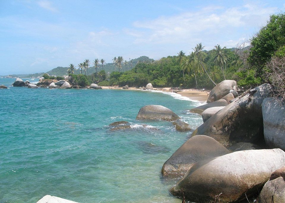 Playa con rocas de granito y agua turquesa en el Parque Tayrona
