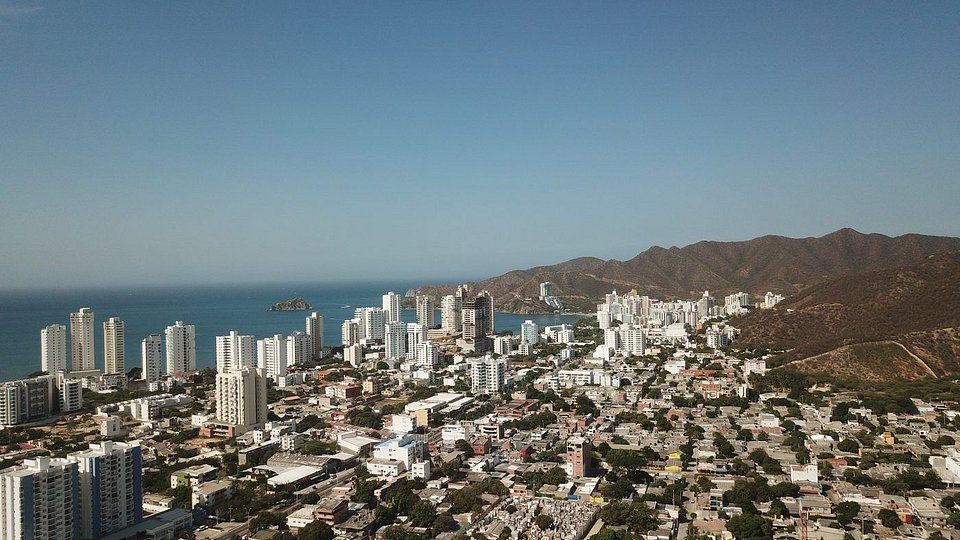 Vista aérea de los edificios de Santa Marta desde Gaira con el mar al fondo