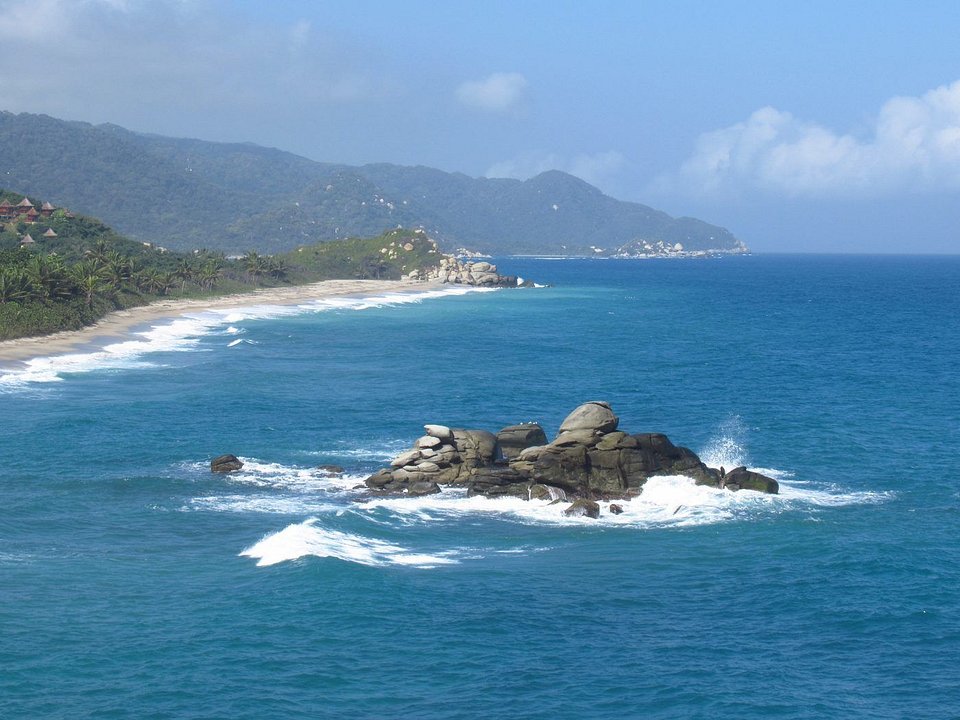 Ensenada del Parque Tayrona con rocas en el mar azul, cerca de Santa Marta