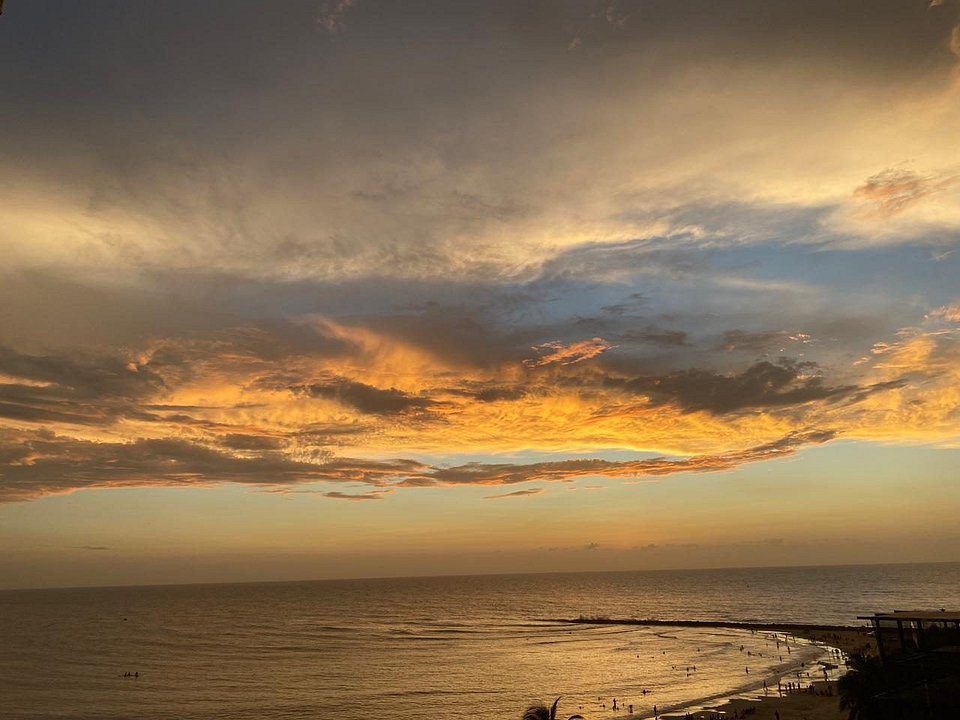 Cielo de atardecer sobre la bahía de Cartagena visto desde el edificio