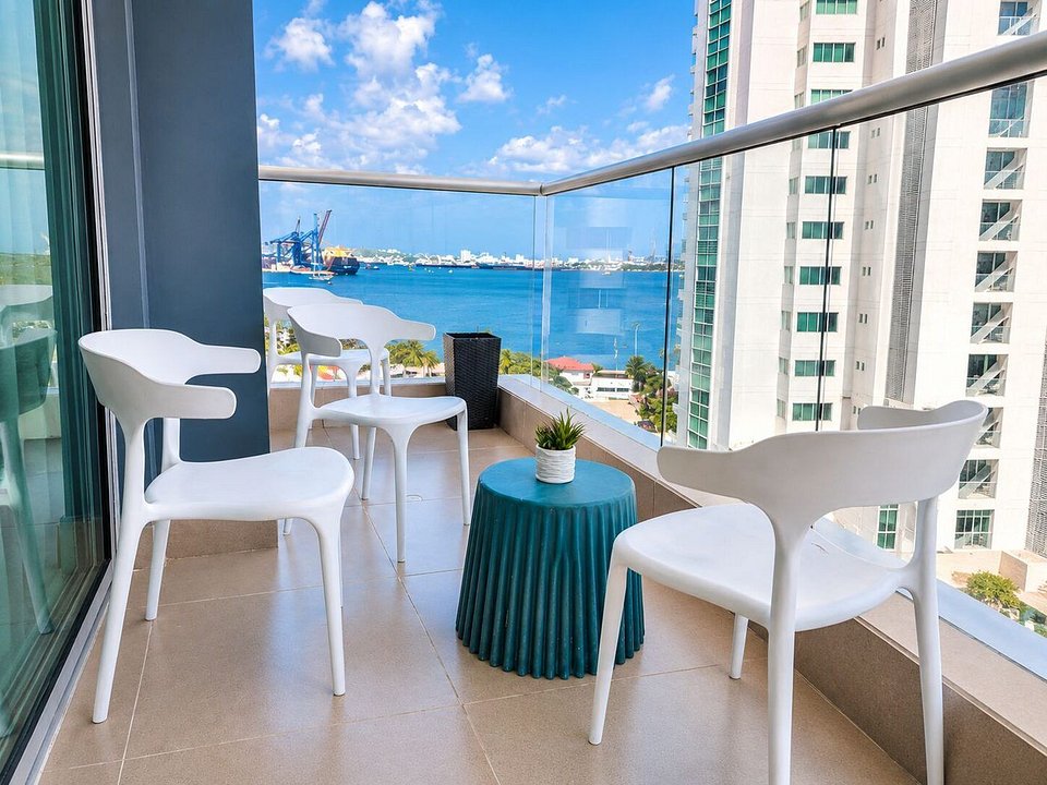 Balcón con sillas blancas en Murano Elite 1204