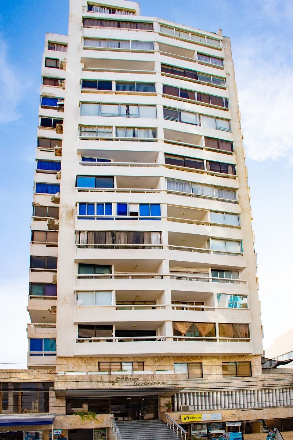 Fachada del Edificio Tocahagua en El Laguito, Cartagena