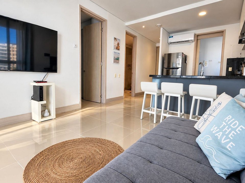 Sala y cocina integrada con barra en Murano Elite 1204