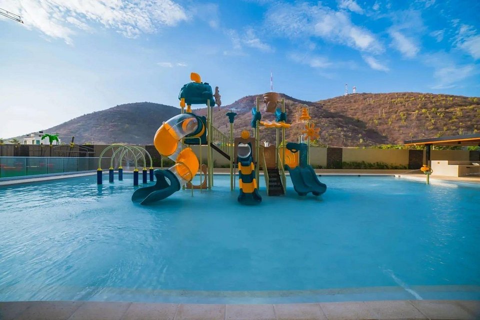 Piscina con juegos de agua para niños en el Edificio Delventto