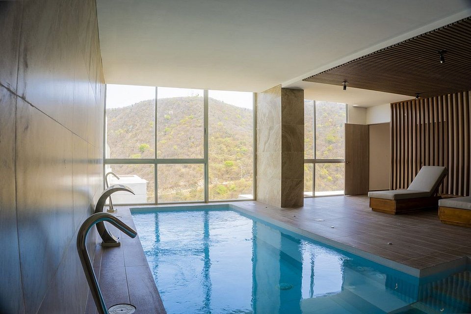 Piscina cubierta del Edificio Delventto con ventanales hacia los cerros